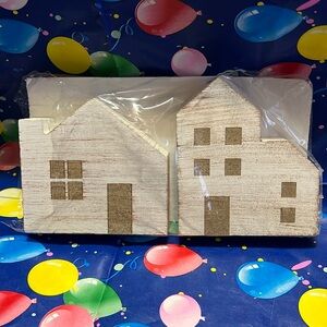 New Open Packaged Set of 2 Whitewashed Wooden House Shaped Decor Slit for Photo